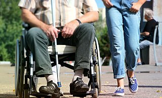 Sollte ein soziales Jahr Pflicht werden oder nicht? Paderborner Einrichtungen sind der Meinung, dass junge Menschen viel aus sozialem Engagement mitnehmen würden. - Pixabay