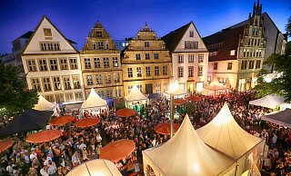 Reges Treiben auf dem Weinmarkt - die Bielefelder mögen besonders gerne Grau- und Weißburgunder. - Sarah Jonek