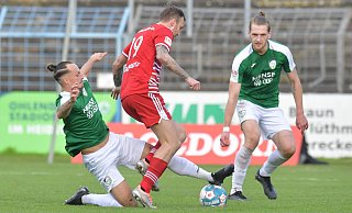 Tim Manstein (l.) grätscht Weltmeister Kevin Großkreuz den Ball vom Fuß, Jannik Enning sichert ab. - Jens Dünhölter