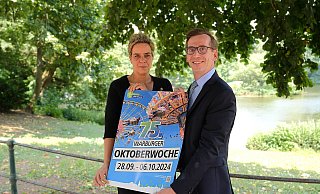 Tobias Scherf freut sich auf Mona Neubaur, seit rund zwei Jahren Ministerin für Wirtschaft, Industrie, Klimaschutzund Energie des Landes NRW und Schirmfrau der 75. Warburger Oktoberwoche. - Land NRW