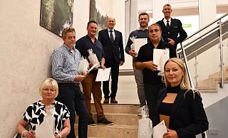 Die Geehrten: Monika Griese (linke Seite von vorne nach hinten), Thorsten Schneider, Marius Uphoff und Landrat Christoph Rüther sowie Nadine Bömer (rechte Seite von vorne nach hinten), Maravgi Demir, Wilhelm Klat und Leitender Polizeidirektor Ulrich Ettler. - Polizei Paderborn