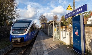 Am Bahnhaltepunkt in Schloß Neuhaus steht ein Zug der Sennebahn. Weil diese Dieseltriebwagen im Jahr 2028 durch längere batteriebetriebene Fahrzeuge ersetzt werden, ist eine Verlängerung des Bahnsteigs unumgänglich. - Niklas Tüns