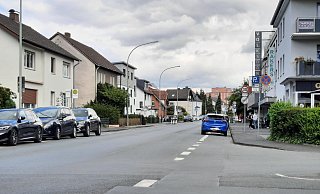 Auf der nördlichen Seite (im Bild auf der linken Seite) der Hatzfelder Straße werden die Parkstreifen aus Gründen der Verkehrssicherheit entfernt. - Marc Schröder