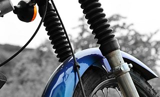 Ein 17-Jähriger stürzt in Bad Lippspringe mit einem Kleinkraftrads der Marke Simson und wird schwer verletzt. (Symbolbild) - Pixabay/Thomas-Suisse