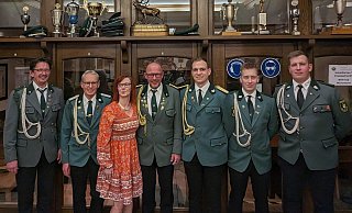Die Königsfamilie 2024 (v.l.n.r.): Adjudant Ralf Gerling, Adjudant Peter Hucke, Königspaar Andrea und Norbert Gerling,Jungkönig Marten Arning, Jungkönigsadjudant Markus Watermann, Jungkönigsadjudant Tjorven Arning - Schützenverein Concordia Husen-Nettelstedt