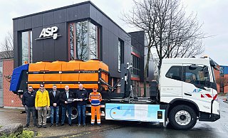 Sebastian Jütte (ASP, v. l.), Lars Meindl, (Meindl-Fahrzeugbau GmbH), Nils Bohle, Roland Tischler (beide Wesle- KfZ) und Jörg Münster und Antony Dunn (beide ASP) waren bei der Übergabe des Fahrzeugs mit Soleaufbau dabei. - Stadt Paderborn/ASP Sebastian Jütte (ASP, v. l.), Lars Meindl, (Meindl-Fahrzeugbau GmbH), Nils Bohle, Roland Tischler (beide Wesle- KfZ) und Jörg Münster und Antony Dunn (beide ASP) waren bei der Übergabe des Fahrzeugs mit Soleaufbau dabei. - Stadt Paderborn/ASP
