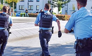 Die Polizisten eilten im Sprint hinter dem Pistolenmann hinterher. - Symbolfoto: Barbara Franke