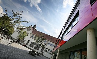 Auf Facebook hat ein Elternteil seinem Ärger Luft gemacht wegen des hohen Unterrichtsausfalls am Gymnasium am Markt. Er moniert, dass sein Sohn gefühlt mehr zuhause als in der Schule sei. - www.gerald-dunkel.de