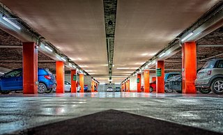 Als die Bielefelderin an die Schranke heranfuhr, wurde sie vom eigenen Fahrzeug erfasst. - Symbolfoto: Pixabay / Creative Commons