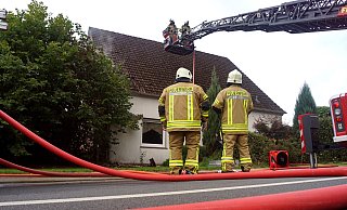 Mit allen verfügbaren Kräften war die Feuerwehr Rödinghausen am Mittwochmorgen an der Wehmerhorststraße im Einsatz. - Niklas Krämer