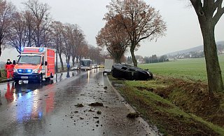 Hinter dem Ortsausgang von Eilhausen auf der B 65 verlor ein Autofahrer die Kontrolle über seinen Pkw samt Anhänger. Der Skoda des 27-Jährigen kam auf der Seite liegend im Graben zum Stehen. - Polizei Minden-Lübbecke