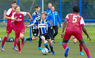 Arminias Kim Lennox Brüggemann (Mitte) gewann mit der U 14 gegen RW Essen im Nachwuchscup. - Andreas Zobe