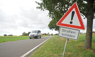 Die Schilder, die vor Straßenschäden warnen, sind bei der Fahrt auf der Straße ein ständiger Begleiter. - (Archivbild): Joern Spreen-Ledebur