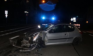 Der Peugeot kam schwer beschädigt auf der Kreuzung zum Stehen. - Polizei Minden-Lübbecke