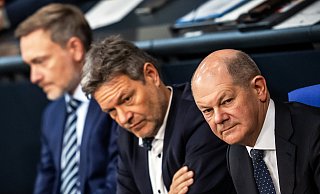 Demokratie ist immer das Ringen um Kompromisse: Bundeskanzler Olaf Scholz (r., SPD), Vizekanzler Robert Habeck (Grüne, M.) und Finanzminister Christian Lindner (FDP) treffen sich unter sechs Augen. - picture alliance/dpa