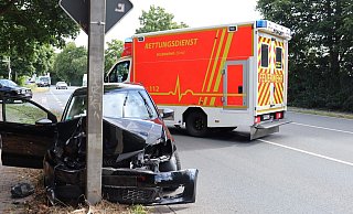 Ein Auto ist mit einem Verkehrsmasten kollidiert. - Polizei Herford