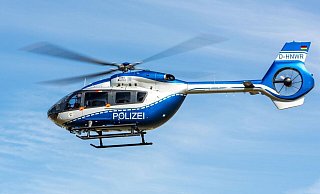 Ein angeforderter Hubschrauber aus Dortmund kreiste über Löhne. - Symbolfoto: Polizei