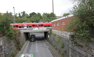 Über der Desenbergstraße wird bis Ende 2024 die Eisenbahnüberführung erneuert. - Dieter Scholz