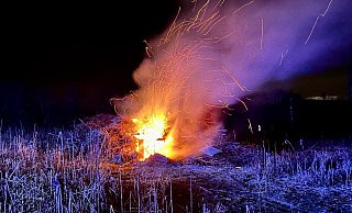 Der brennende Holzabraum sorgt für Feuerschein und deutlich wahrnehmbare Rauchentwicklung. - Ralph Meyer
