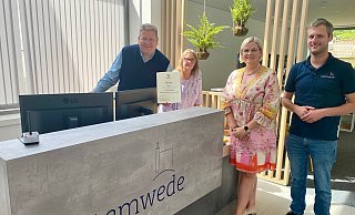 Stemwedes Bürgermeister Kai Abruszat (i.) sowie Kirsten Halwe (3.v.l) und Marcel Hahne aus dem Bereich Tourismus freuen sich über die Bestätigung des Erholungsorte-Status und über die Urkunde, die Birgit Busse-Sander von der Bezirksregierung dabei hatte. - Gemeinde Stemwede/Jan-Philipp Ehlers