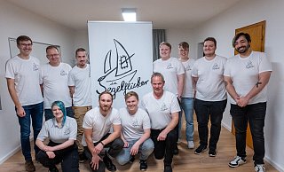 Zur Stammcrew des Shanty-Chores „Die Segelflicker“ gehören elf Männer- und eine Frauenstimme, dazu zwei oder drei sporadisch Mitsingende. Lukas Deppendorf (vorne, 2. v. l.) und Kim Harris (r. daneben) erzählen, wie es zur Chorgründung kam. - Ralf Bittner