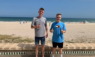 Die Salzkottener Luca Ester (l.) und Fabio Tröster genießen nach ihrer Ankunft in Spanien ihren Urlaub. - privat