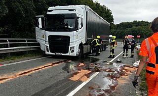 Ein Lkw verlor Diesel auf der A2. Am Rasthof Herford-Nord wurde er sichergestellt. - Claus Frickemeier