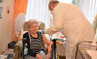 Adelheid Mertens gehörte Ende Dezember zu den ersten Bewohnern des Caritas-Seniorencentrums, die sich von Betriebsarzt Alfred Stroband haben impfen lassen. - Karin Prignitz