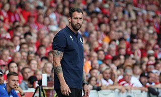 Arminia-Trainer Mitch Kniat war nach dem 2:1-Erfolg zufrieden und erleichtert. - IMAGO/Steffen Beyer