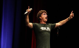 Der Essener Comedian Atze Schröder auf der Bühne der Beverunger Stadthalle. - Burkhard Battran