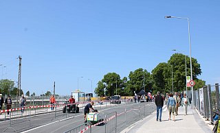 Noch rollen Seifenkisten über die neue Brücke an der Bahnhofsstraße, bald schon werden dort Autos mit deutlich mehr Pferdestärken entlangfahren. - Moritz Jülich