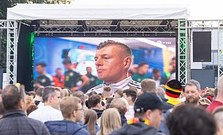 Mehr als 800 Menschen kamen zum ersten Public Viewing in der Braumanufaktur und sahen Toni Kroos in Aktion. - Oliver Krato Mehr als 800 Menschen kamen zum ersten Public Viewing in der Braumanufaktur und sahen Toni Kroos in Aktion. - Oliver Krato