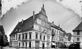 So sah das Neustädter Rathaus vor 1900 aus. Der Haupteingang lag zur Lübberstraße. - Kommunalarchiv