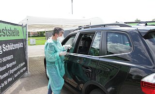 An der Teststelle auf dem Warburger Schützenplatz ist eine Drive-in- oder Walk-in-Testung möglich. - Dieter Scholz/Archiv