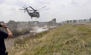 Hubschrauber unterstützen die Dammbauarbeiten an der Erft. - VdF/Feuerwehr