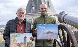 Ruben Emme (r.) und Karl-Heinz Wiemers bringen ihre Fotokalender mit Motiven vom Desenberg und aus Warburg heraus. Sie sind ab sofort erhältlich. - True Design/Miriam Emme