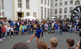 Der Andrang vor dem Theodorianum ist groß, als Fußball-Freestylerin Alice Fougeray ihr Können am Ball vorführt. - Birger Berbüsse
