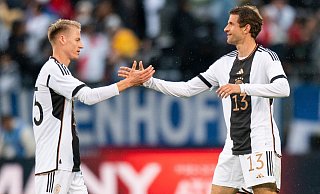 Abklatschen mit der Legende: Der Ex-Paderborner und aktuelle Stuttgarter Chris Führich feiert den 3:1-Sieg mit Weltmeister Thomas Müller. - Eduardo Munoz / AFP