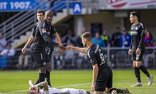 David Kinsombi (l.) Marco Schuster (r.) und Co. machten es hinten stark. Auch zum Leid von St. Paulis Marcel Hartl. - IMAGO/Moritz Müller