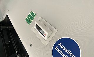 Eingebaut sieht das Zählgerät über der Bustür so aus wie in diesem NPH-Bus - NPH