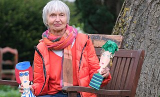 Diese beiden "Weibsbilder" von Gabriele Köhler sind aus Pappmaschee und waren einmal Tageszeitungen. - Ulf Hanke