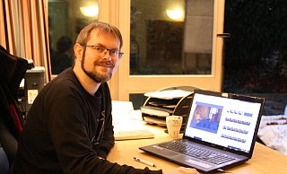 Jugendreferent Matthias Bruns hat die einzelnen Szenen des Krippenspiels am Computer zu einem Film zusammengeschnitten. - Britta Bohnenkamp-Schmidt