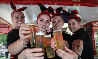 Die fröhlichsten Servicekräfte: Lina (v.l.), Lotta, Emily und Linda servieren am Früh-Stand Kölsch. Das Geheimnis ihrer Häschenohren blieb am Samstag ungeklärt. - Felix Eisele