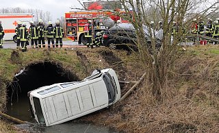 Der VW-Transporter der 58-Jährigen wurde in die Hunte geschleudert. - Nord-West-Media-TV/Heinz-Jürgen Reiss