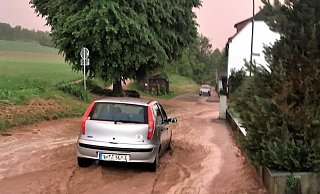 Schlamm und Wasser kommen in Amelunxen die Straßen herunter. - Stephan Duske/Feuerwehr Beverungen