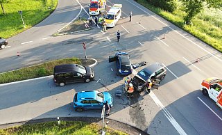 Auf der B252 bei Bergheim kam es zu einem Unfall zwischen drei beteiligten Fahrzeugen. - Feuerwehr