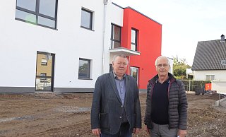 In den DRK-Farben rot und weiß präsentiert sich die neue Kita. Bauleiter Heinrich Harder (l.) und DRK-Geschäftsführer Hans-Jürgen Weber sind mit dem Baufortschritt zufrieden. - Heidi Froreich