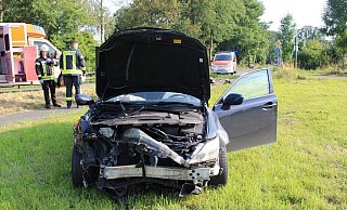 Der Lexus des 22-Jährigen kam nach der Kollision auf einem Acker zum Stehen. - Polizei Minden-Lübbecke