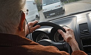 Geht es nach der EU, sollen Senioren ab 70 Jahren zukünftig alle fünf Jahre kontrollieren lassen, ob sie noch sicher genug als Autofahrer sind. - Verwendung weltweit