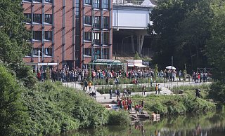 Viele Löhnerinnen und Löhner waren zu Eröffnungsfeier des Werreauenparks gekommen. - Dirk Windmöller